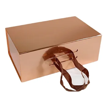 Складная подарочная коробка для одежды, которую покупатель держит в руке, магнитная липкая коробка для обуви